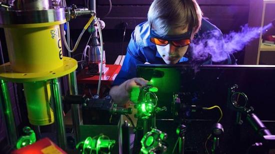 这种身份标签的灵感来源是纳米级结构中产生的缺陷。