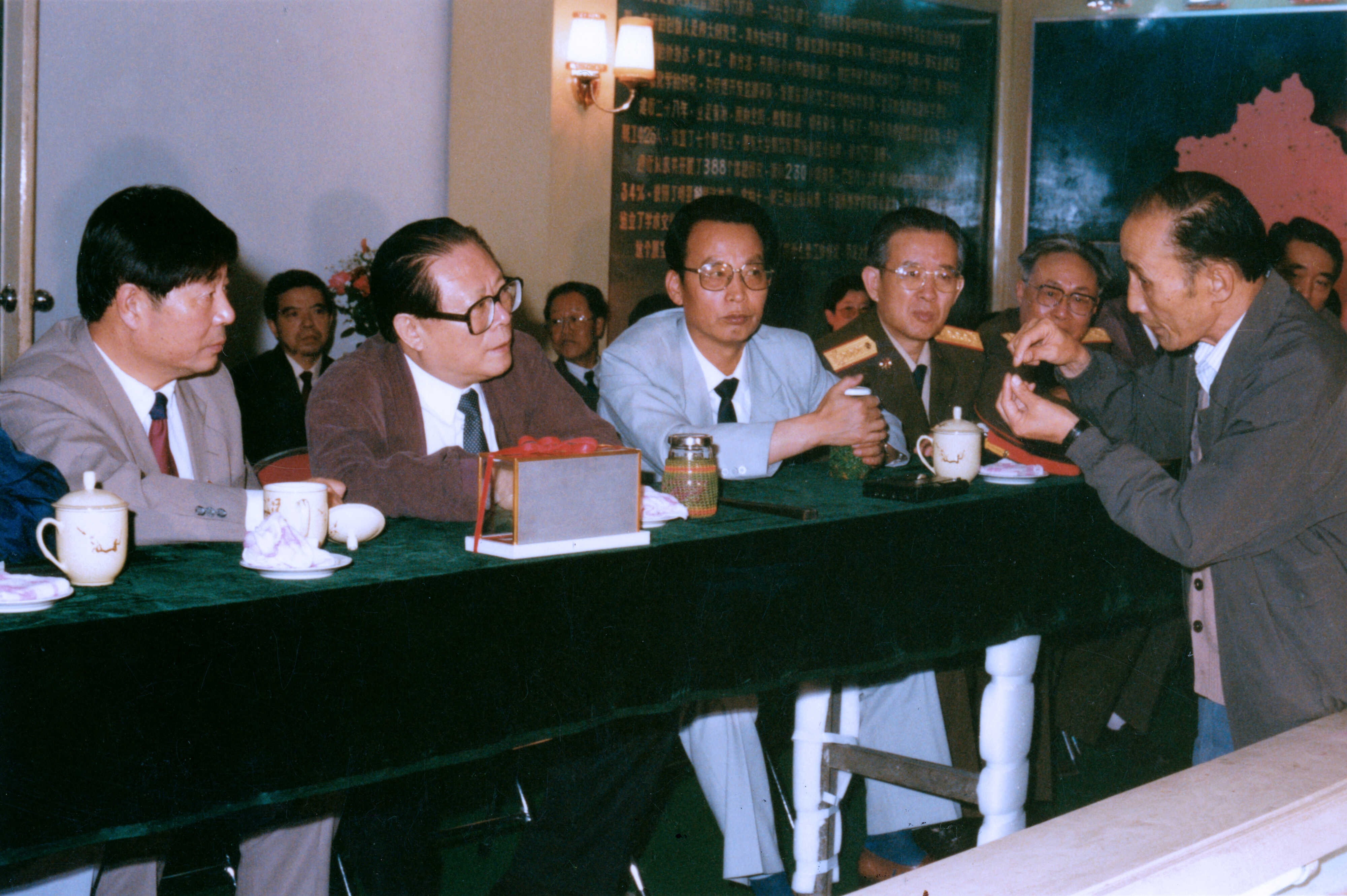 1993年江泽民视察青海盐湖所时张彭熹汇报科研工作(右一)